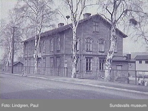 Södermalmsskolan, Södermalms gamla skola, f.d. Stenhammars skola, Nygatan 12. Byggår 1883. Den äldsta skolbyggnaden uppfördes i en våning, bl.a. med hjälp av Utskänkningsbolagets fond  för allmännyttiga företag. 1887 påbyggdes en andra våning. År 1975 revs Södermalms gamla skola.