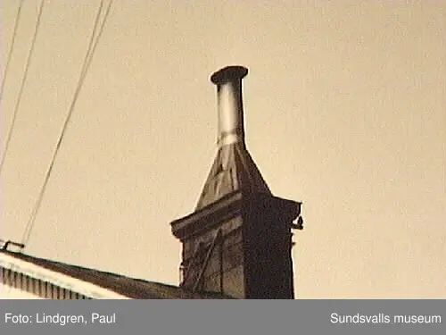 Nygatan 19. Fastigheten uppfördes troligen 1895 av handlaren M. A. Fürst som även där bedrev handelsrörelse (speceriaffär) i det tillhörande uthuset. Byggnaderna är uppförda av timmer som spönats. 1901 sålde Fürst fastigheten till torparen Erik August Sjölund som innehade densamma ett par år varefter Fürst åter fövärvade egendommen. 1907 övertogs fastigheten av inspektoren på Rosenborg A. J. Berg. Rörelsen drevs av fru Johanna Berg tillsammans med den gamla Fürstska handelsboden fram till det första världskriget då den lades ned. I gårdshuset inrättades en elektrisk mangel som efter båda makarnas frånfälle övertogs av en dotter och som alltjämt var i full verksamhet. t.o. m. 1960 då även denna lades ned.