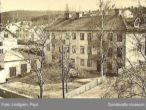 Södermalmsgatan 22 (nu 29). Byggnaden var ursprungligen av sten med rappning utanpå. Husen finns ännu kvar (2019) men har modifierats till utseendet och har träfasad.