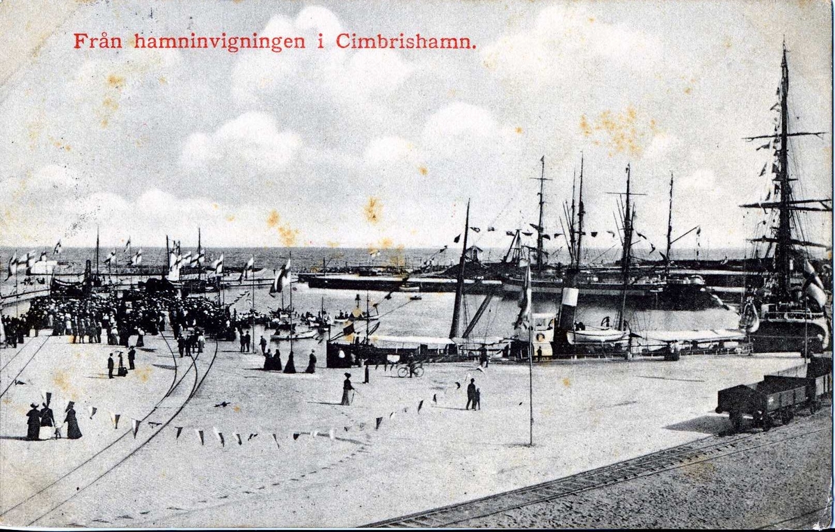 Svartvit fotografi från hamninvingning i Simrishamn.