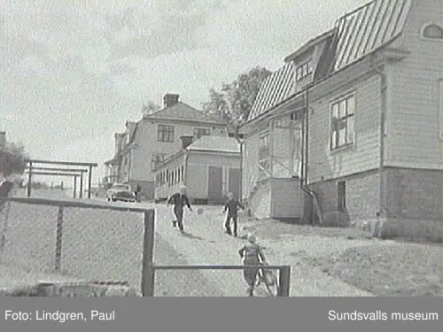Snickargatan 35. f d TBC-hem, ägda av Sundsvalls stad. Uppförda omkring 1907.