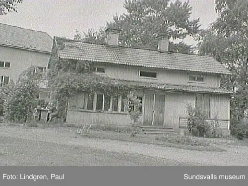 Erstagatan 7. Gamla huvudbyggnaden, den mindre lär ha kallats "Lilla Helvete". Paret i bersån på bild 3 heter Gottfrid och Albertina Vallin.