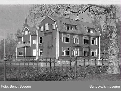 Nya och gamla kyrkan på Alnö, kyrkskolan, hembygdsgården samt intilliggande bebyggelse.