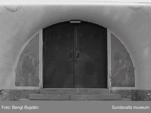 Nya och gamla kyrkan på Alnö, kyrkskolan, hembygdsgården samt intilliggande bebyggelse.