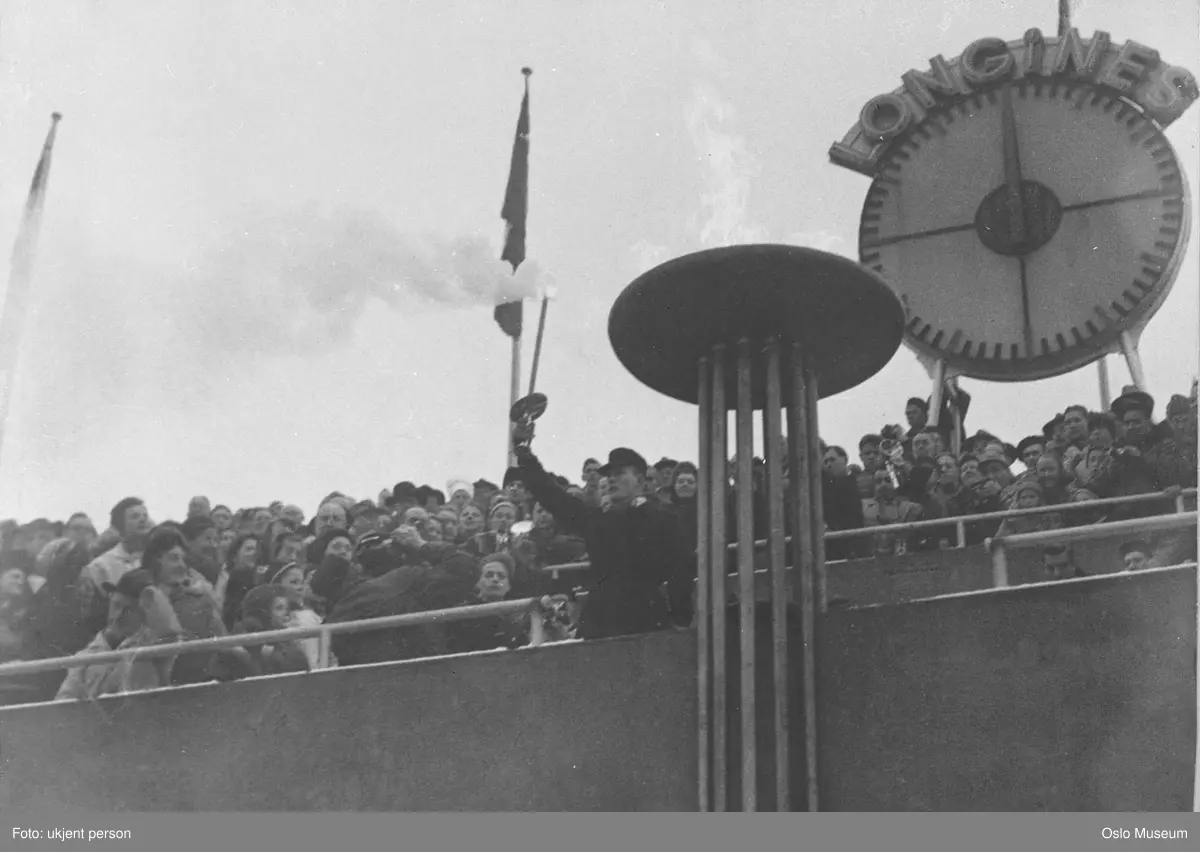 Bislett stadion, Olympiske vinterleker, åpningsseremoni, tenning av olympisk ild, mann, publikum, stadionur