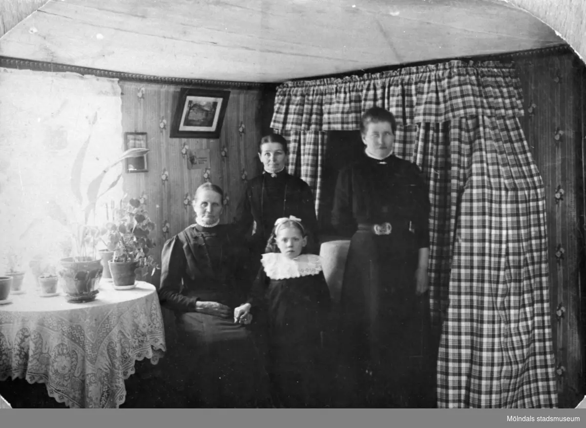 Fr v: Maria Eriksson (1840-1925), Josefina Eriksson (1856-1928) och Anna Carlsson (1872-1955). Längst fram står Märta Persson (fosterbarn). Anna arbetade som piga hos Maria och Josefina. 1900-tal.