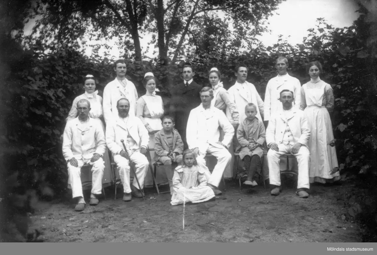 Personal och patienter uppställda utomhus vid Mölndals sjukstuga,  1910-talet.
