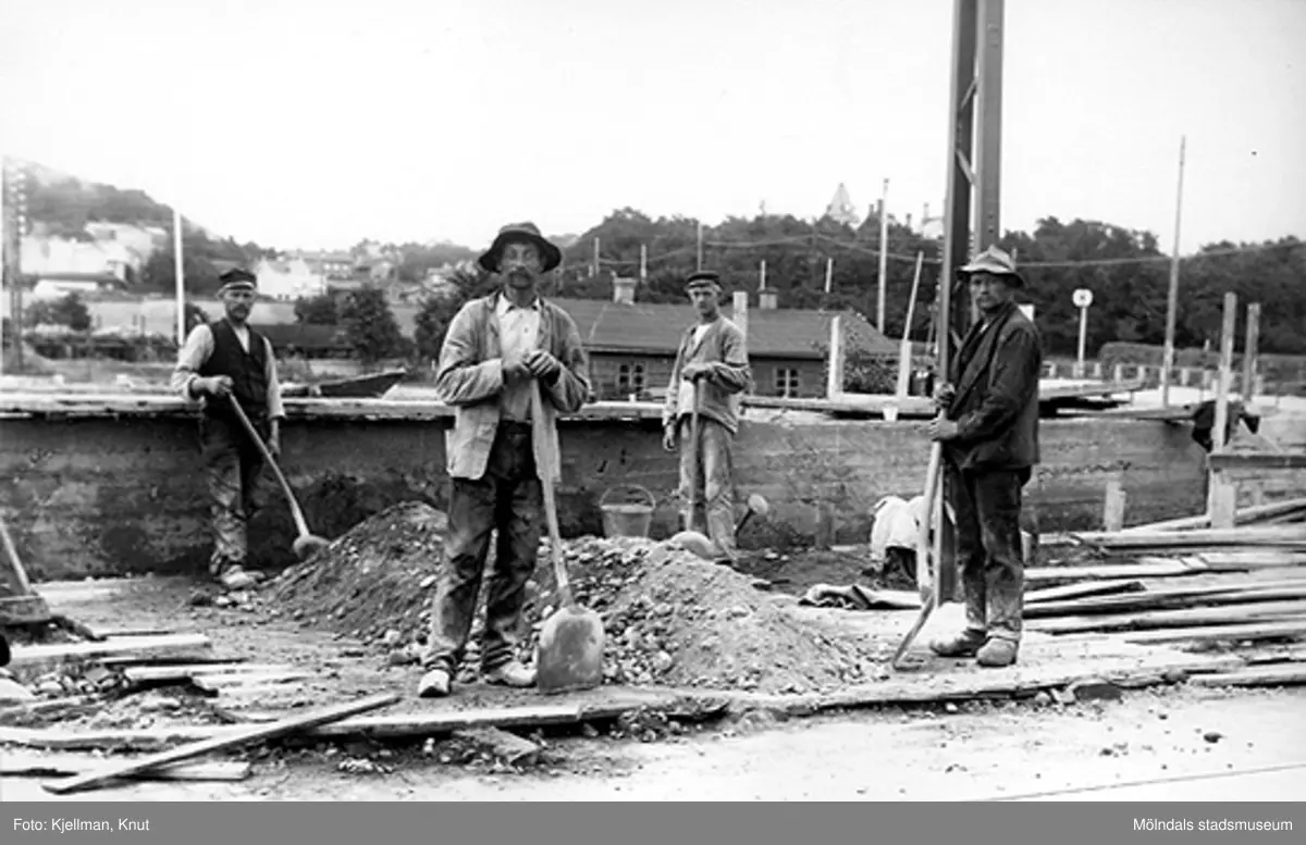 Spårvagnsstallarna byggs i Mölndalsbro. Årtal okänt.