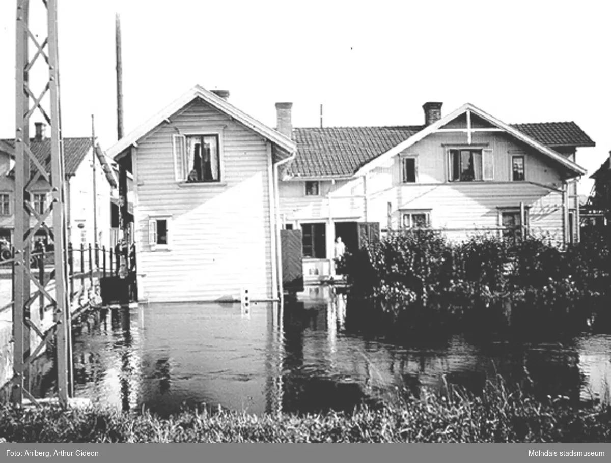 Översvämning i Mölndalsbro omkring 1920. Göteborg-Bohus läns sparbanks hus, på Kungsbackavägen 1, sett bakifrån.