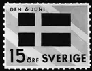 Ej realiserade förslag till frimärke Svenska flaggans dag, utgivet 6/6 1955. Två stycken olika frimärken utgivna till 50-årsminnet av den nya ljusare flaggan som ej har unionsmärke. Konstnär: Tage Hedström. Valör 15 öre.