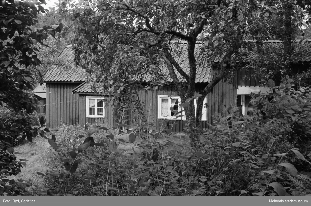 Ett bostadshus (mangårdsbyggnad) med snickeri. Skräppholmen 2:13 i Lindome, 1991.