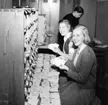 Julkortsortering på postkontoret Linköping 1.  Julen 1952. 
Extra kortsorterarna Rinné Callensjö och Birgitta Sandberg.