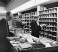 Försortering i brevbärarexpeditionen, på postkontoret Motala 1.  Foto 30/10 1958.