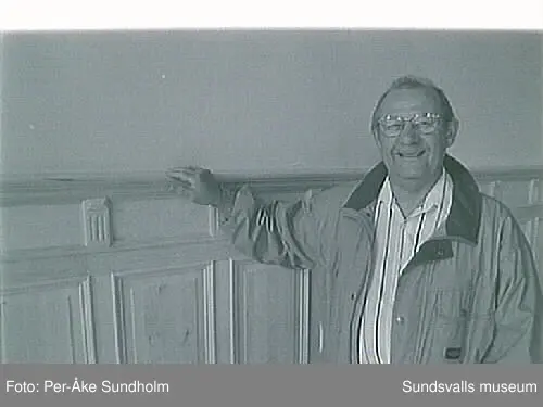 Hantverksföreningens festsal. Restaurering avväggarna samt fönster och dörrar.Bild 02 Gruppbild: Stående fr v . MålarmästareArne Öhman, Rune Nordin, Njurunda snickeri-fabrik. Sittande fr v Marcus Hagman, LarsOlsson målare.
