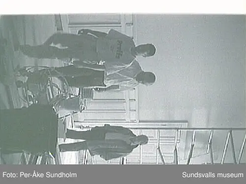 Hantverksföreningens festsal. Restaurering avväggarna samt fönster och dörrar.Bild 02 Gruppbild: Stående fr v . MålarmästareArne Öhman, Rune Nordin, Njurunda snickeri-fabrik. Sittande fr v Marcus Hagman, LarsOlsson målare.