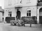 Utanför postexpeditionen i Mariefred 1938.  Lantbrevbäraren på linjen Mariefred-Kvicksta-Torssund-Mariefred.  På trappan står stationsmästare fröken Lager.