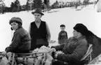 Lantbrevbärare Per Andersson, Västerfjäll, Åkande på linjen Långudden-Västerfjäll (45,5 km). Lantbrevbärare Andersson hälsar på hos från vänster:  Bengt-Göran, Petrus och Åke Karlberg, Varpviken.