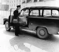 Lantbrevbärare Nils Libert, Eskilstuna, kör en Volvo
herrgårdsvagn på Sågstugalinjan.  En sträcka på 9 mil.  Foto 4/5
1956.