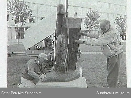 Dokumentation:Placering av Sigurdur Gudmundssons skulptur Atthagarót. Fastsättning och murning utförs av Lennart Nyberg, Ivar Vesterlund.