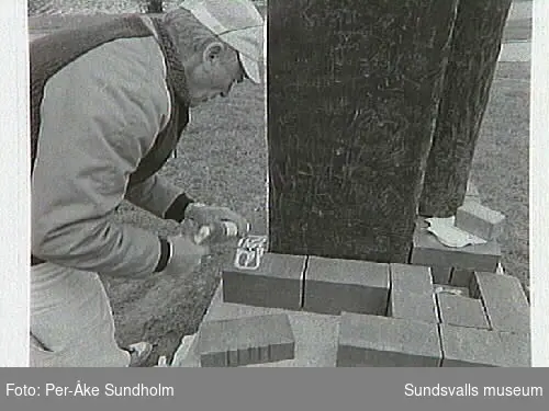 Dokumentation:Placering av Sigurdur Gudmundssons skulptur Atthagarót. Fastsättning och murning utförs av Lennart Nyberg, Ivar Vesterlund.