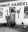 Posten har lämnats i Singö handel av bilåkande lantbrevbäraren Erik Johansson på linjen Åkersberga-Singö-Björnhuvud-Åkersberga.

Foto augusti 1961.