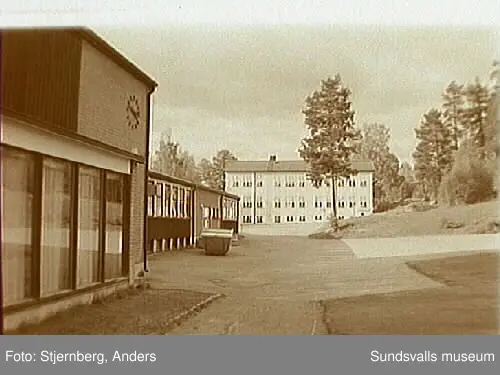 Lidens skola. Bild 1 Entre. Bild 2 Högstadiebyggnaden. Bild 3 Baksidan av gamla skolhuset. Lågstadiet. Bild 6 Framsidan av gamla skolhuset.