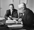 Brevbäringsutredningen på postdirektionen i Linköping, 1958. Överkontrollör Arne Häggbom, t.v. och ordföranden i utredningen postdirektör Axel Enger t.h.