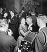 Postverkets tryckeris 50-års jubileum. 1959.  Jubileumssupé
på Hotell Malmen i Stockholm, den 9/11 1959.   I dansen syns bl.a.
tryckeriingenjör Harald Broström, närmast, och t.v. byråsekreterare
Tord Hammarberg dansande med reklamteckare Paija Smidt, båda från
bankavdelningen.