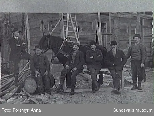 Byggnadsarbetare vid bygget av Matfors pappers-fabrik. 2 e man f.h. "Oskar Mauritsson (Faster Märtas)", 3 e man f.h. "Morfar Frölén".