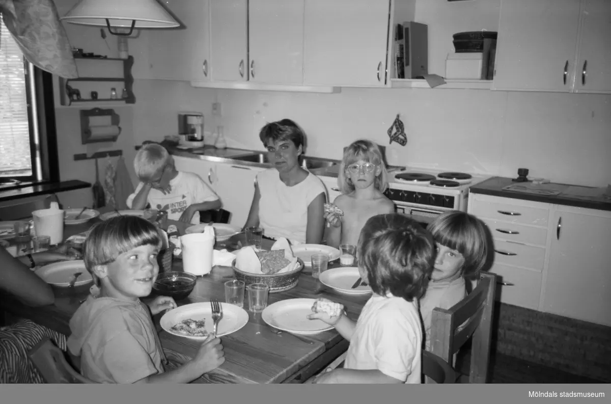Elisabeth Hedekvist äter tillsammans med barnen på Trudelutten, Katrinebergs daghem 1992.