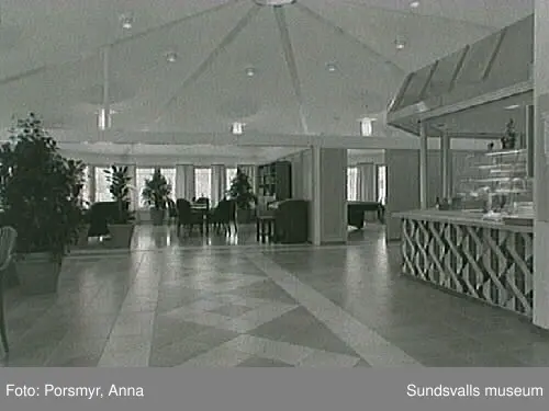 Utsmyckning av Tomtgränds servicehus i entré, matsal och samlingsrum av Lena Andersson, keramiska plattor och Anita Wohlén, gardiner och utsmyckning av pelare.