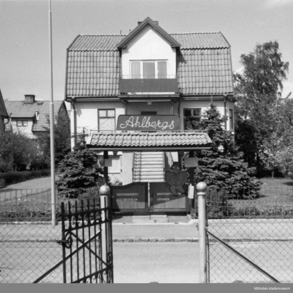 Ahlbergs skrädderi på Barnhemsgatan 16, 1960-tal. Huset är fotograferat från den tomt som tillhör Barnhemsgatan 15 (på södra sidan av gatan).