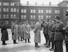 Från folkomröstningen i Saar, januari 1935.  En svensk trupp deltog i övervakningen och ett svenskt fältpostkontor inrättades i Saar. Kronprins Gustaf Adolf samtalar med officerare vid inspektionen av den svenska truppen, vid Svea Livgarde, Linnégatan, Stockholm. Närmast t.h. är fältpostmästare Sven Svenmark (med postemblemet).