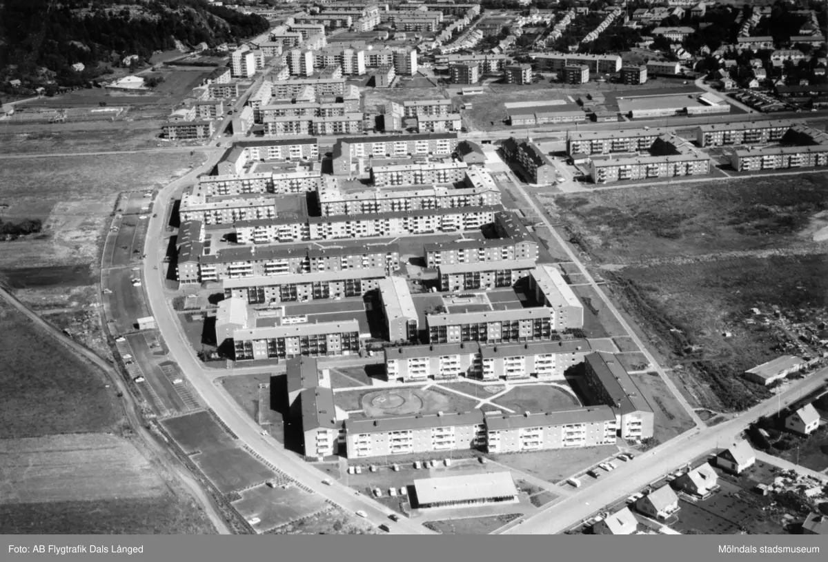 Flygfoto 1962 över Jungfruplatsen i mitten till höger och Bosgården i bakgrunden. Toltorpsgatan delar områdena. Längst ner i bildens mitt (svagt åt vänster) går Lammevallsgatan på bostadsområdets vänstra sida och på högra sidan går Jungfrustigen. Frejagatan, som här var öppen för bil- och busstrafik, går åt höger. I bakgrunden till vänster ses Safjället och Bifrostgatan.