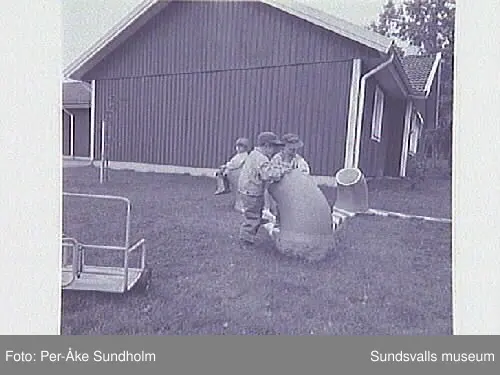 Betongskulptur av Karin Hansson.