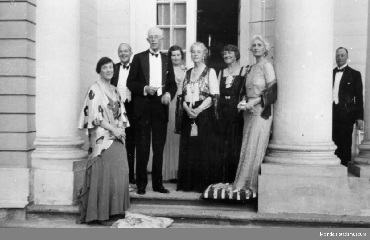 För andra gången, 6 juli 1932, besöker Kung Gustav V Gunnebo slott.
Från vänster: Ellen Ankarcrona, Björn Prytz, 
Kung Gustav V, Görvel Sparre, Hilda Sparre, Ann-Ida Broström, Greta Wachtmeister samt vid pelaren Werner Vitzthum von Eckstädt.