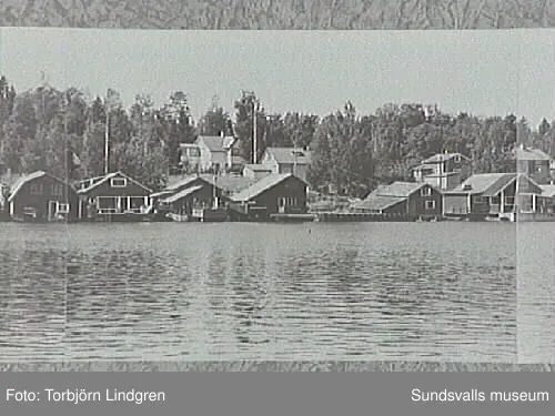 Vyer över fiskeläget, tagna av inventerare Torbjörn Lindgren omkring 1975. De ihopsatta bilderna kommer från Bengt Bygdén, stadsbyggnadskontoret.