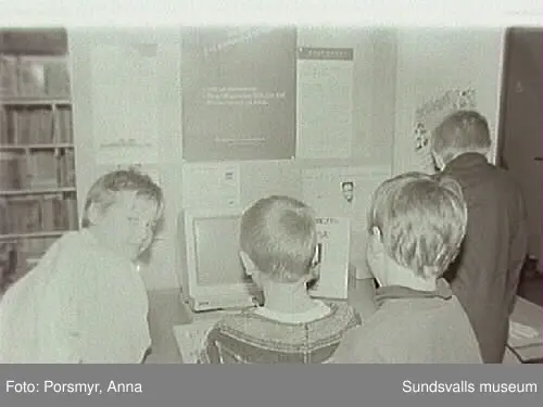 Dokumentationsfotografering av verksamheten vid biblioteksfilialen i Matfors. Bild 01Biblioteksassistenten Ingrid Engström, Matfors bibliotek, med låntagare vid utlånedisken. Bild 09 bibliotekaren Inger Barkman läser för en grupp förskolebarn i bibliotekets "läsrum".