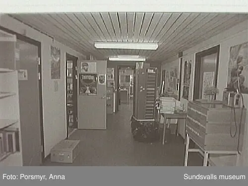 Dokumentationsfotografering av verksamheten vid biblioteksfilialen i Matfors. Bild 01Biblioteksassistenten Ingrid Engström, Matfors bibliotek, med låntagare vid utlånedisken. Bild 09 bibliotekaren Inger Barkman läser för en grupp förskolebarn i bibliotekets "läsrum".