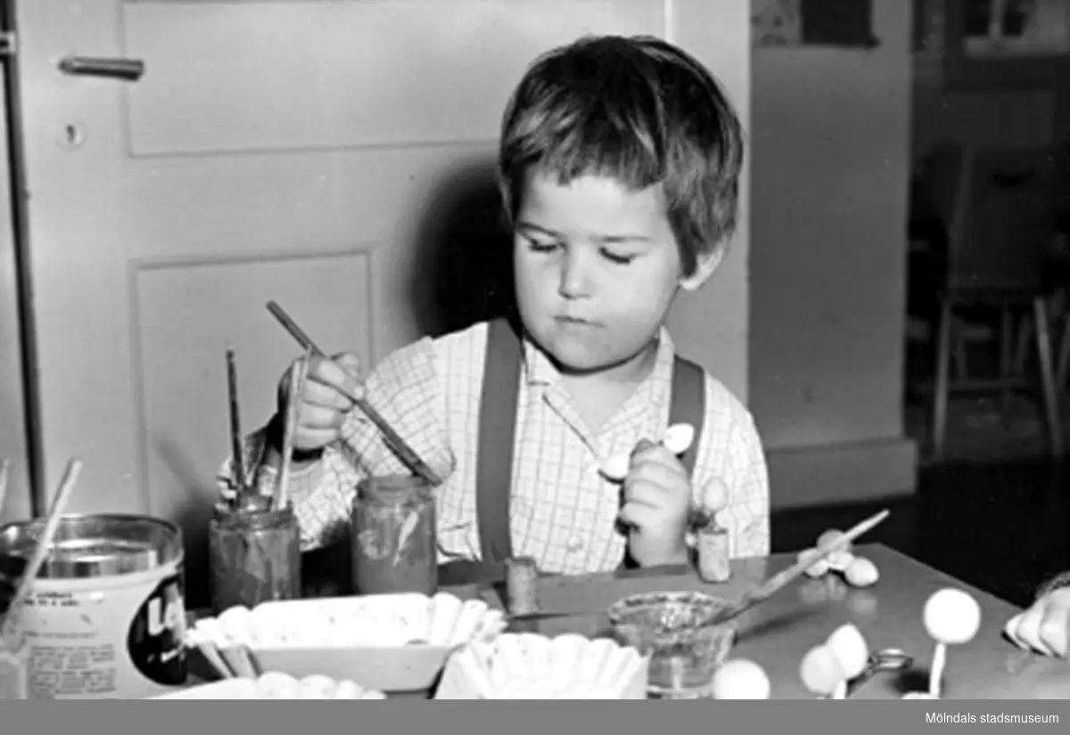 Ett barn som pysslar vid ett bord. Holtermanska daghemmet 1953.