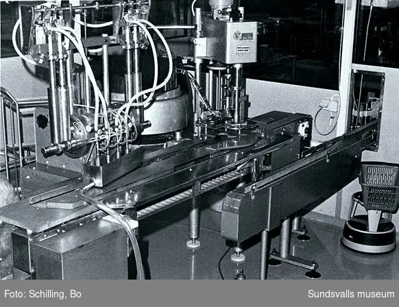 Distrikslaboratoriet i i Högoms gamla skola, Selånger sn, invigdes 1953 och flyttade 1965 till matfors, Tuna sn. Fotografierna nedan är hämtade från fabriken i Matfors.01 Mixturlinjen02 Pallyftare med paketerad AD-vitaminlösning03 Paketering av flaskor innehållande AD-vitaminlösning04 Paketeringsbord för mixturer05 Påfyllning av AD-vitaminlösning06 Pallyft på lagret