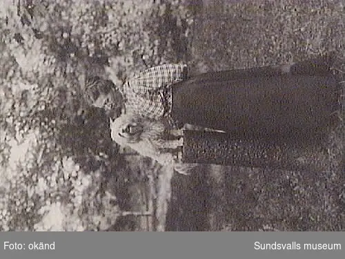 Text på fotografiets baksida: "Betti Wåhlstedt med "Moppe" omkr. 1907"