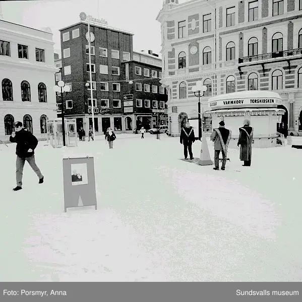 Ritualiserad föremålsnedläggning på torget.