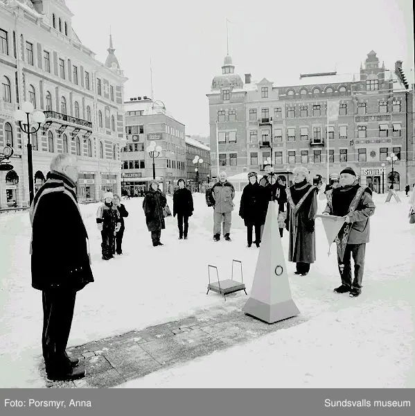 Ritualiserad föremålsnedläggning på torget.