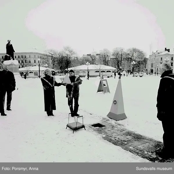 Ritualiserad föremålsnedläggning på torget.