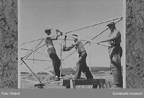 Resning av den provisoriska fackverksmasten vid rundradiostationen i Ljustadalen, 1948.