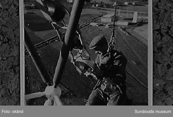 Resning av den provisoriska fackverksmasten vid rundradiostationen i Ljustadalen, 1948.