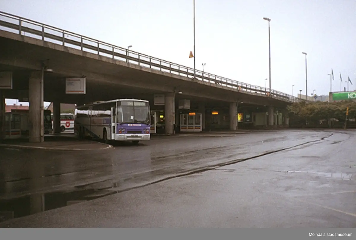 Busstrafik vid Broplatsen. Mölndalsbro i dag - ett skolpedagogiskt dokumentationsprojekt på Mölndals museum under oktober 1996. 1996_1212-1226 är gjorda av högstadieelever från Kvarnbyskolan 9D, grupp 5. Se även 1996_0913-0940.