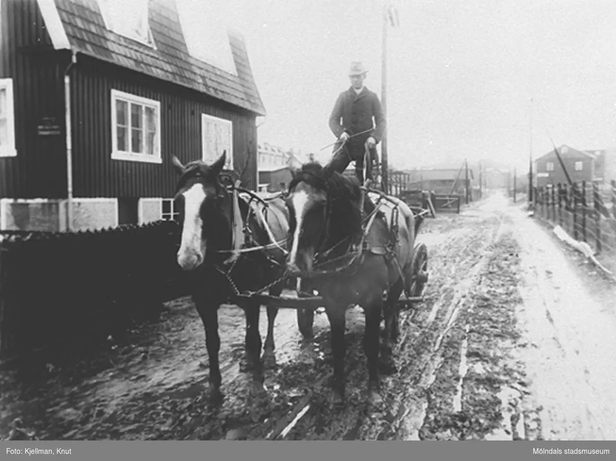 Ernst Andersson från Fässberg kör gödsel på Bergmansgatan i Mölndalsbro. 1930-tal.