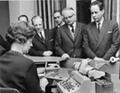 För riksdagens bevillningsutskott demonstreras prototypen av
den nya kassaregistermaskinen.  Foton 18/11 1965.  Maskinen
tillverkas av AB Addo och skall sättas in på prov på postkontoret Malmö 8, december 1965.